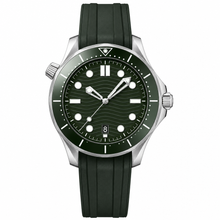 Relógio estilo mergulhador com mostrador verde escuro e pulseira de borracha, 42 mm