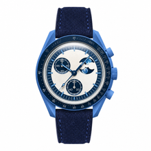 Relógio com pulseira de camurça azul e fase lunar