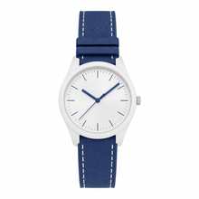 Relógio com mostrador branco e pulseira de borracha azul