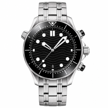 Relógio estilo mergulhador com mostrador preto e pulseira de metal prateada