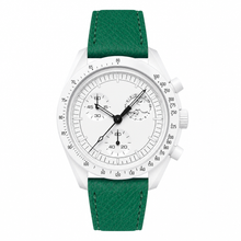 Relógio cronógrafo com mostrador branco e pulseira de couro verde