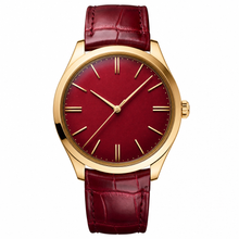 Relógio social em tom dourado, 40 mm, com mostrador vermelho e pulseira de couro