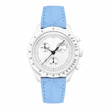 Relógio com caixa branca e pulseira de couro azul-claro