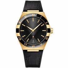 Relógio social masculino com caixa em tom dourado e pulseira de couro preta