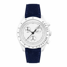 Relógio social com mostrador branco e pulseira de camurça azul-escura