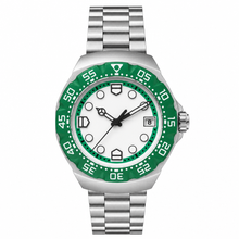 Relógio esportivo com aro verde e mostrador branco