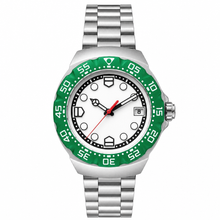 Relógio esportivo-casual com mostrador branco e luneta verde