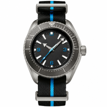 Relógio esportivo com pulseira de tecido preta e azul, 45,5 mm
