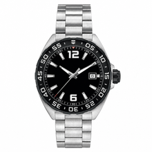 Relógio esportivo masculino com mostrador preto e pulseira prateada