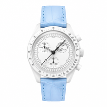 Relógio com mostrador branco e pulseira de couro azul-claro