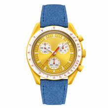 Relógio cronógrafo amarelo com pulseira de camurça azul